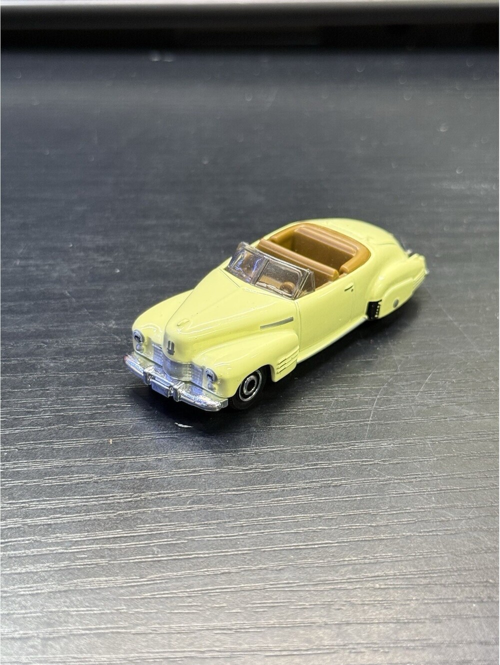 Matchbox GM 44 1941 Cadillac Series 62 Convertible Yellow MB1207